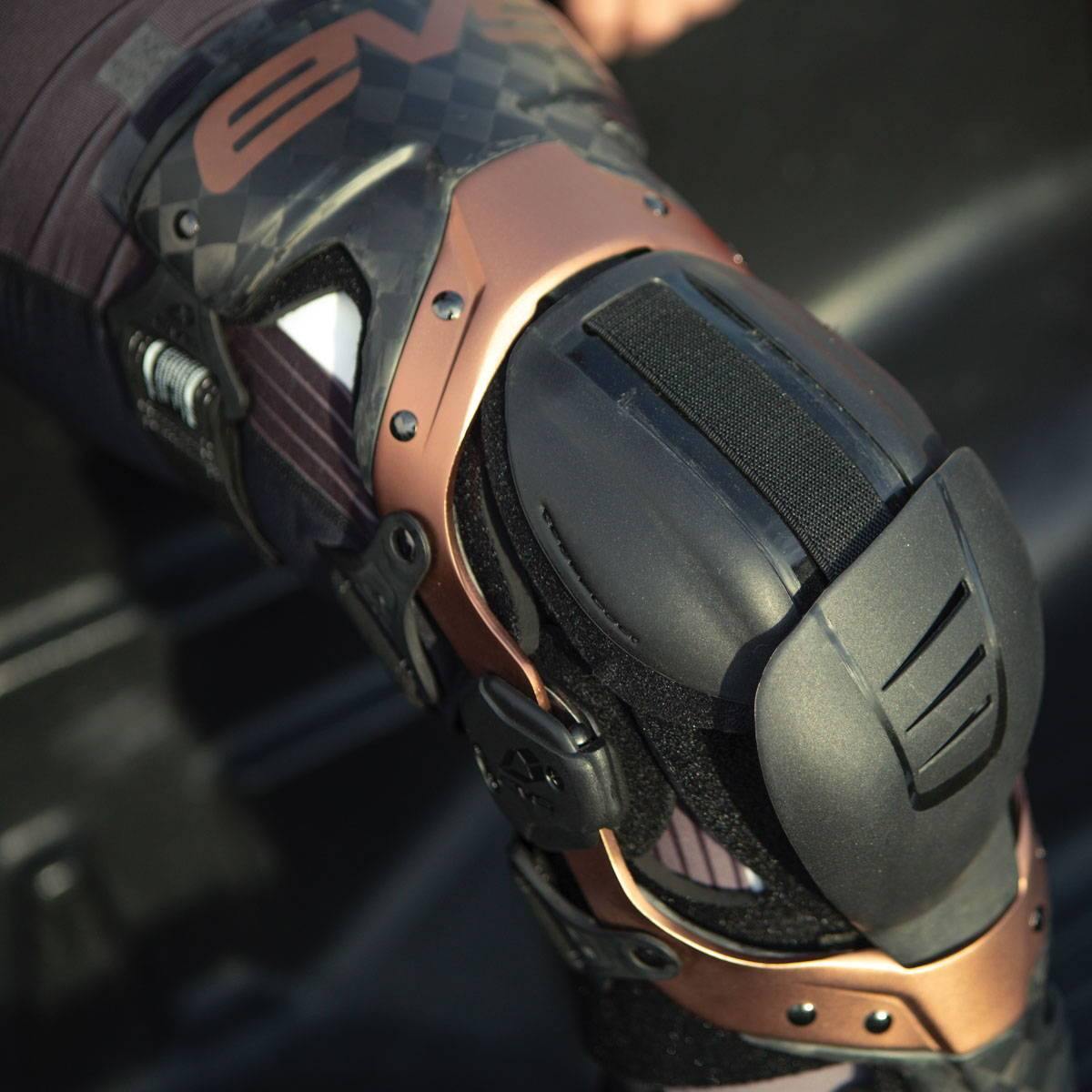 EVS AXIS PRO KNEE PROTECTOR - Motoworld Philippines