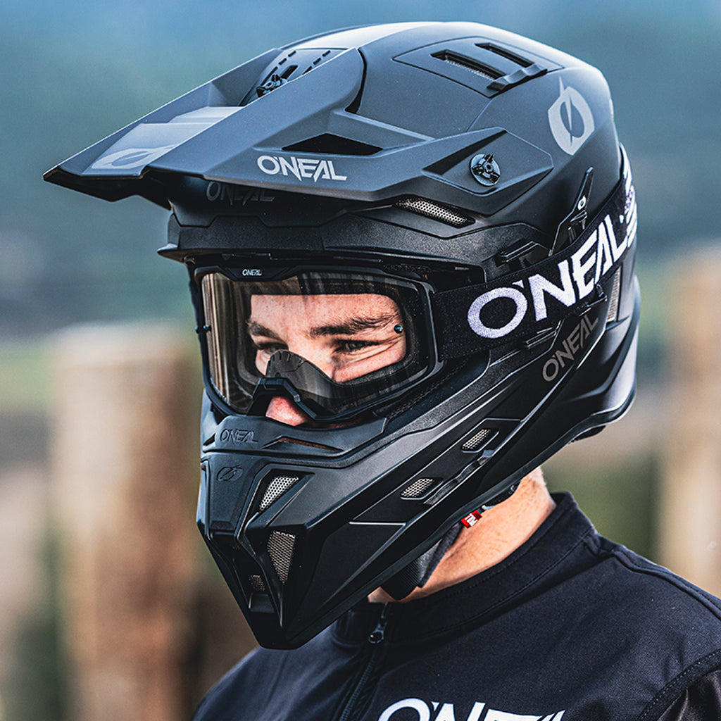 O'NEAL EX-SRS HITCH V24 MX HELMET